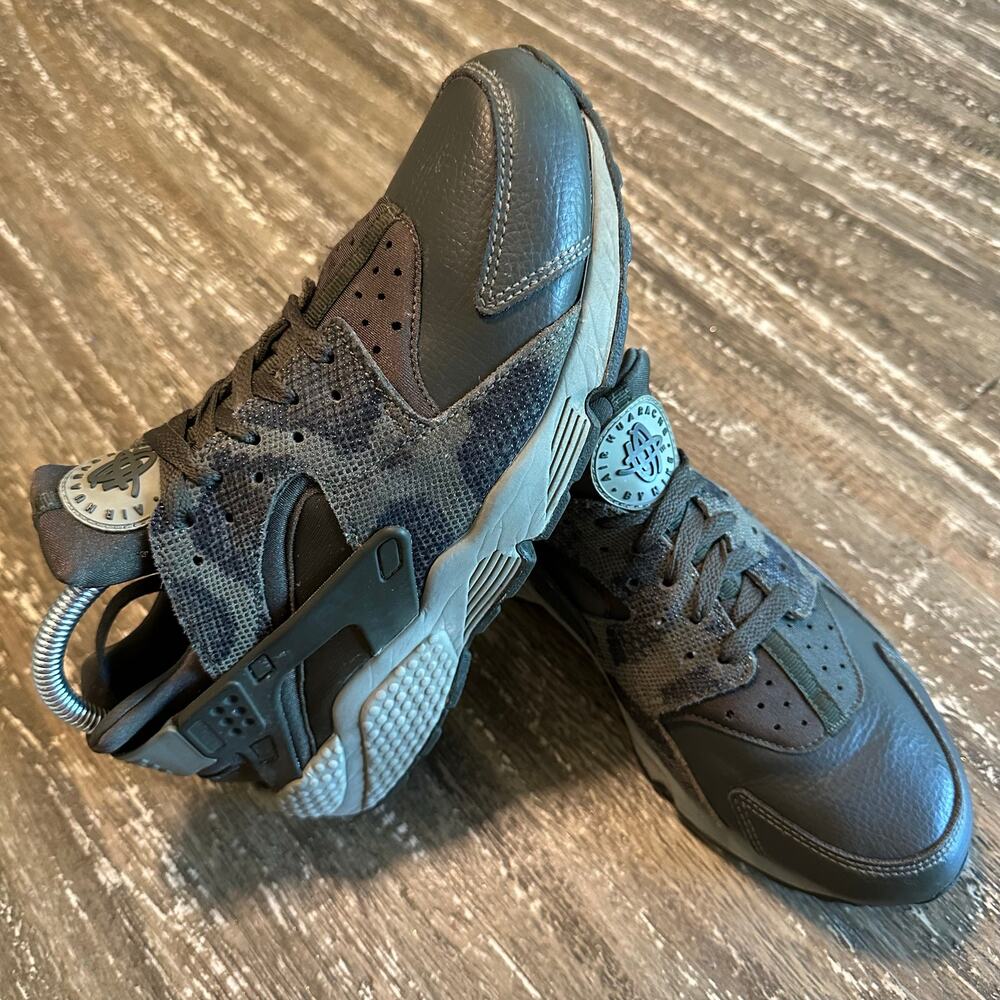 Nike Air Huarache Fashion Sneakers Python Snakeskin Olive GreenWomen’s Size 9